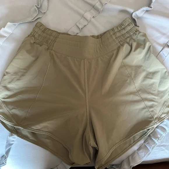 lululemon athletica Women's High-Rise hotty hot Shorts - Picture 1 of 5